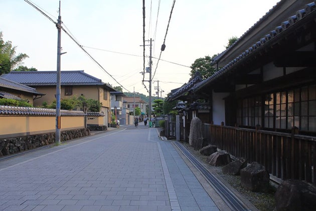 ところどころに昔の風情が残る西国街道。右手前は「椿の本陣」と呼ばれた郡山宿本陣跡