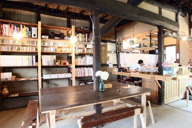 店に入ると、かつて土間やおどさんだった空間に厨房と手作りテーブルが置かれている