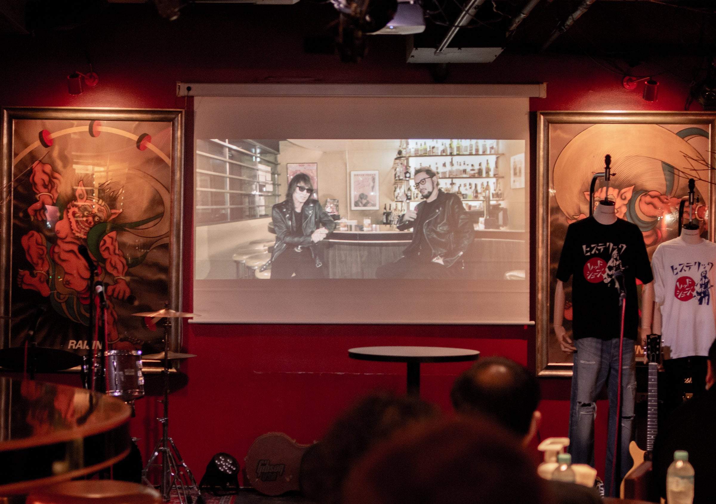 スペシャルムービー『This is RED SHOES』より、レッドシューズとの縁を語るJ（左）と中村獅童（右）