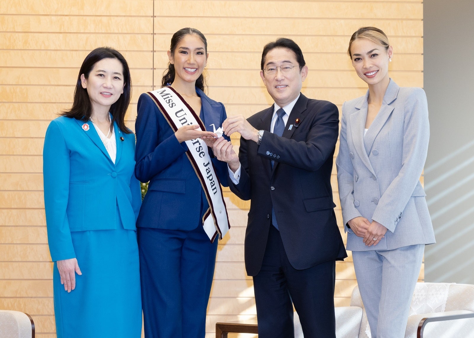 2022ミス・ユニバース 日本代表 坂本麻里ベレン 岸田文雄内閣総理大臣を表敬訪問「同じ思いでがんばってもらいたい」世界大会ナショナルコスチューム テーマは“平和”、岸田首相の“折り鶴”も