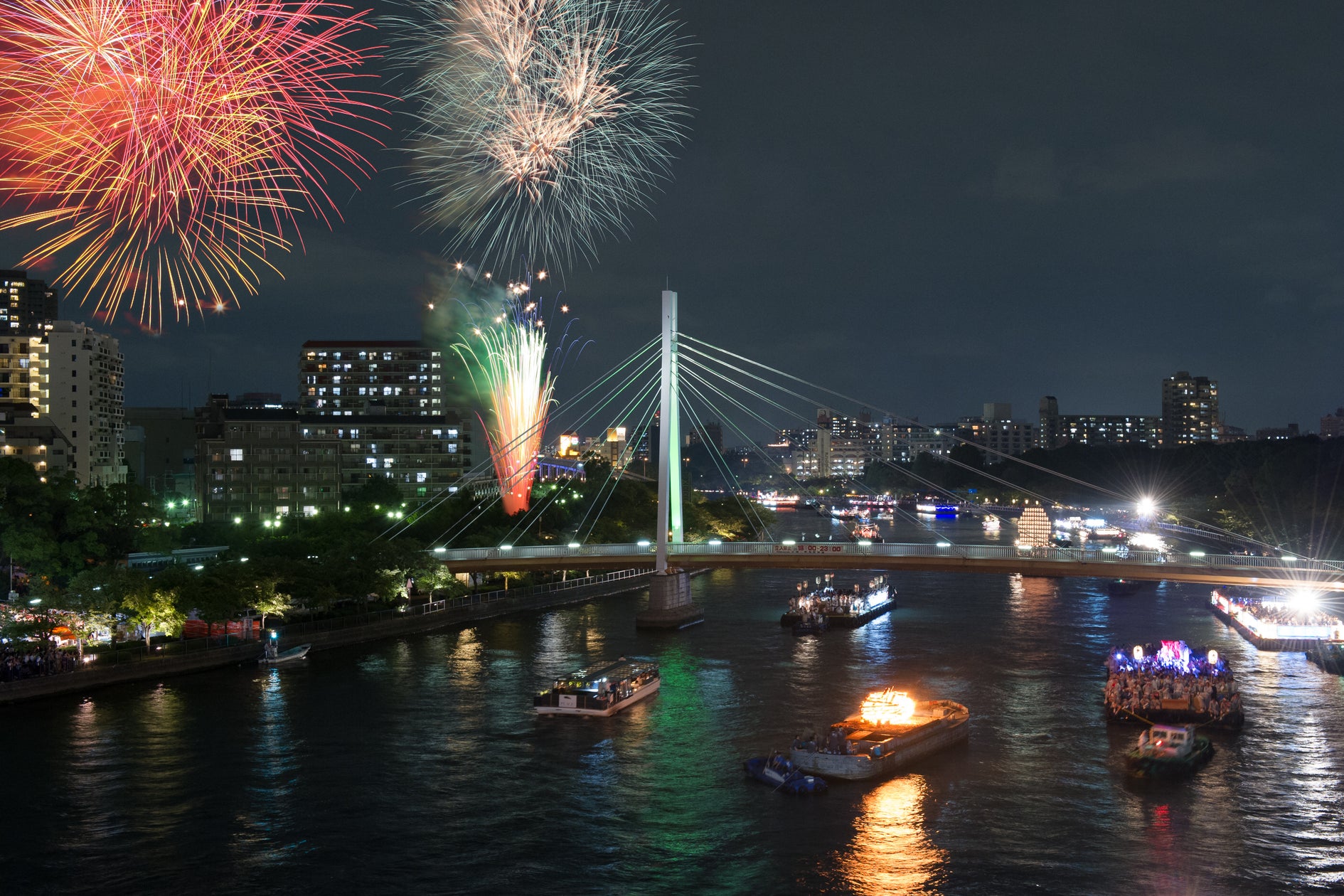 「火と水の祭典」天神祭が今年も開幕! 7月25日(土)に打ち上げられる奉納花火の船上観覧席と特別観覧席が発売中