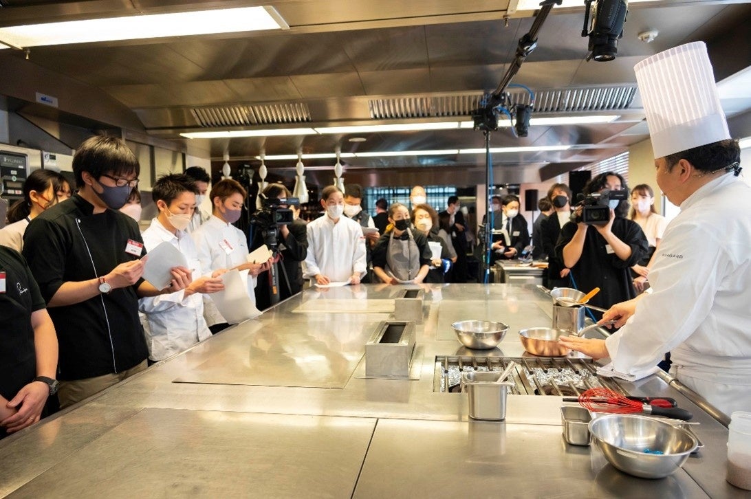 初のマスターシェフ、レストラン「ナベノ‐イズム」 渡辺雄一郎シェフ(写真右)と参加シェフたち