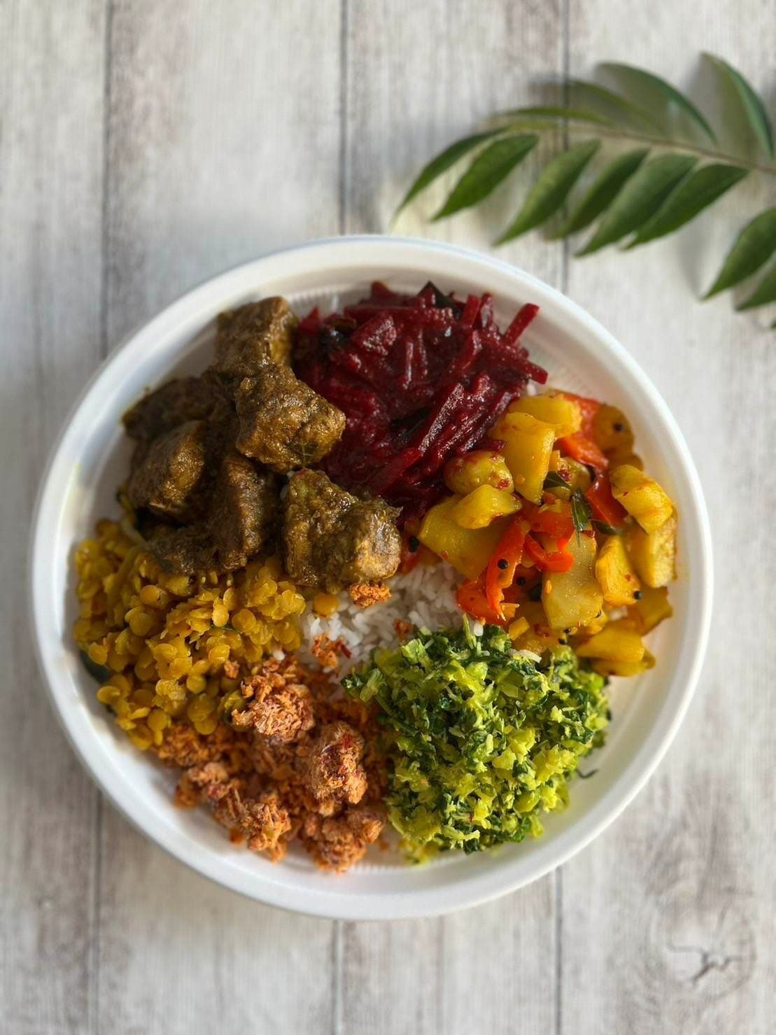 彩も美しいスリランカカレー