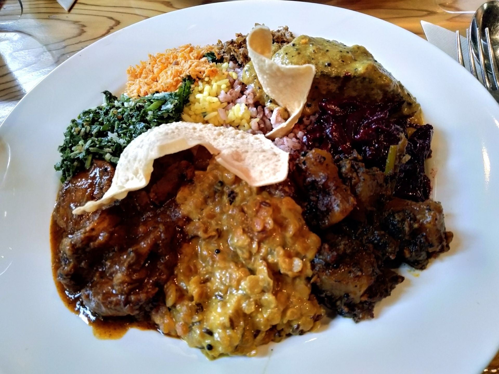 バンダラランカの人気ランチメニュー、スリランカカレープレート