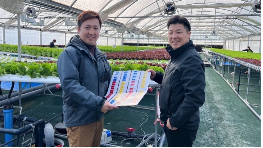 株式会社三ツ星ファーム 代表 江川(左)と最高技術責任者 尾上(右)、和歌山農園にて