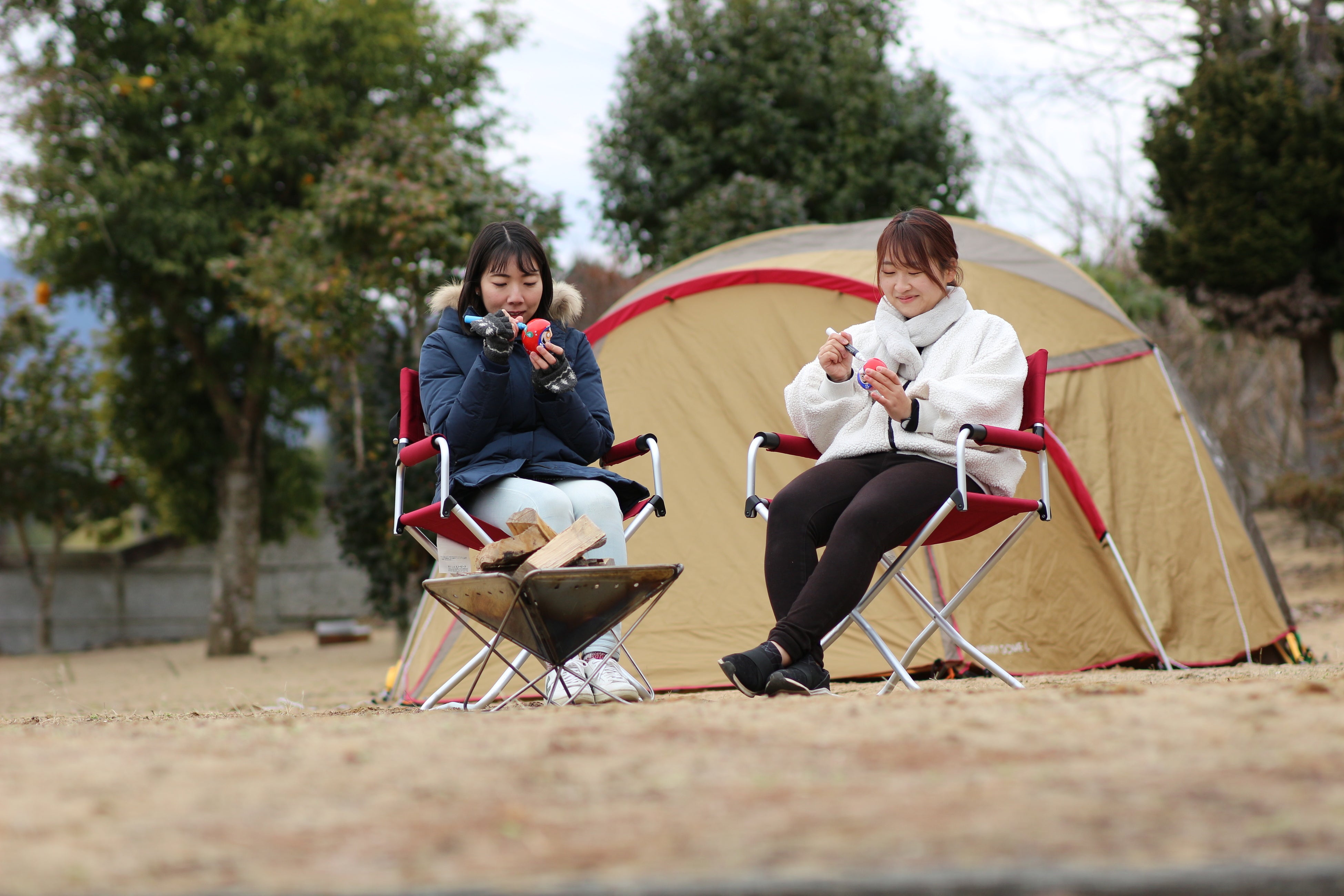 双葉町：アウトドアで“双葉ダルマ”絵付け体験　