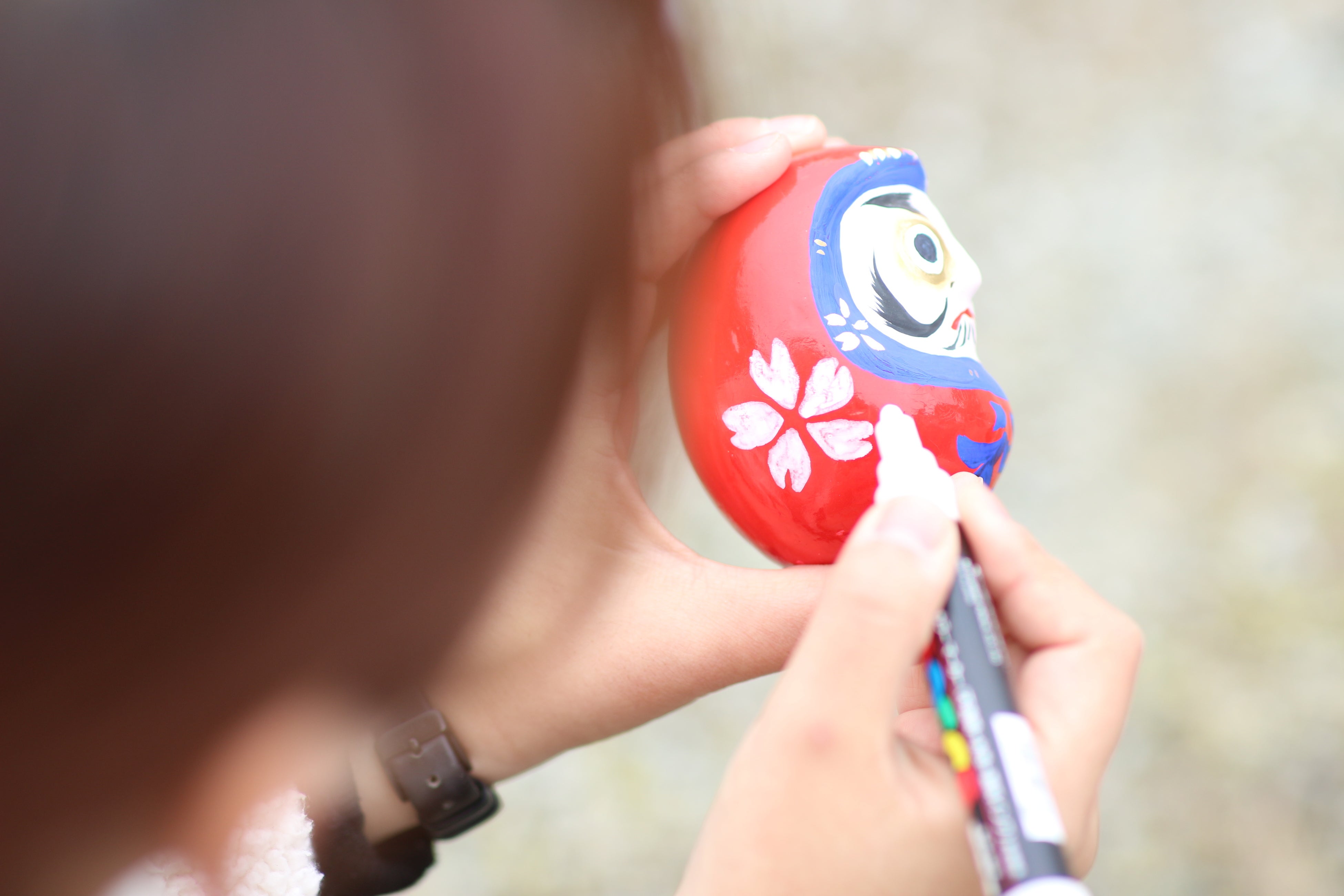 双葉町：アウトドアで“双葉ダルマ”絵付け体験　