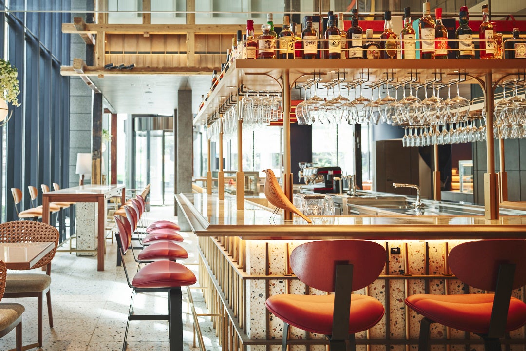 カフェ＆バー 時間ごとに思い思いに過ごせる居心地の良い空間