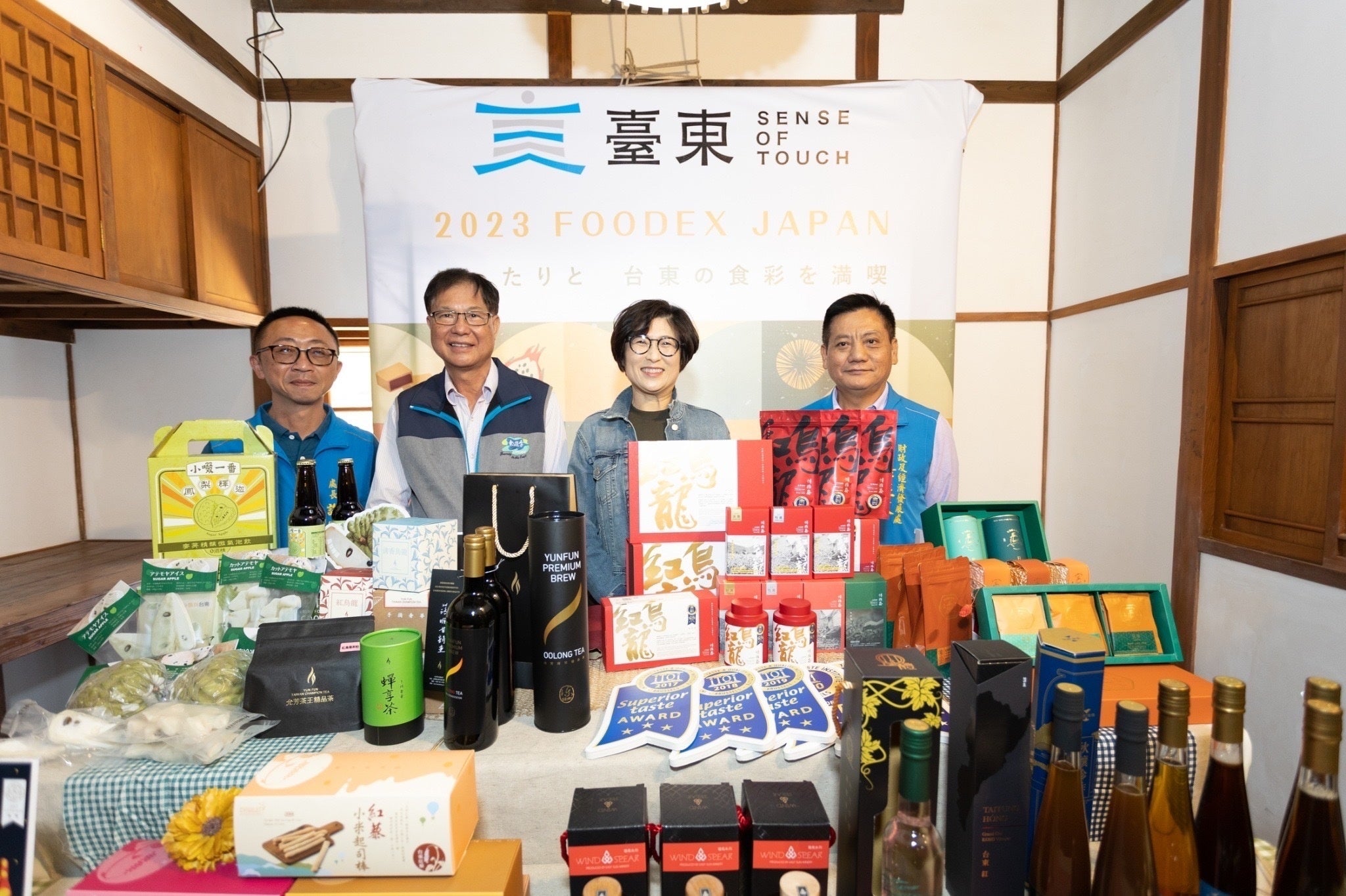 右1.台東財政・経済発展処長章本文氏、右2.台東県長饒慶鈴氏、左1.台東農業処長許家豪氏、左2.台東県議員楊招信