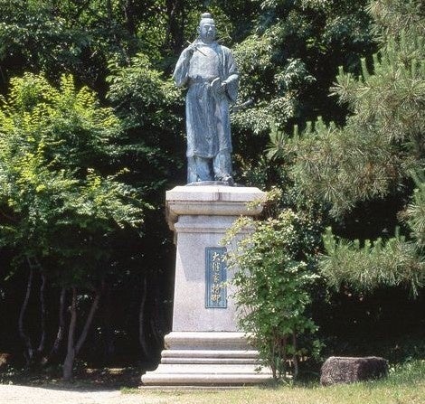 歌にも詠まれた二上山（ふたがみさん）に鎮座する大伴家持像