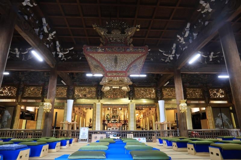 国宝に指定された勝興寺の本堂（富山県高岡市）