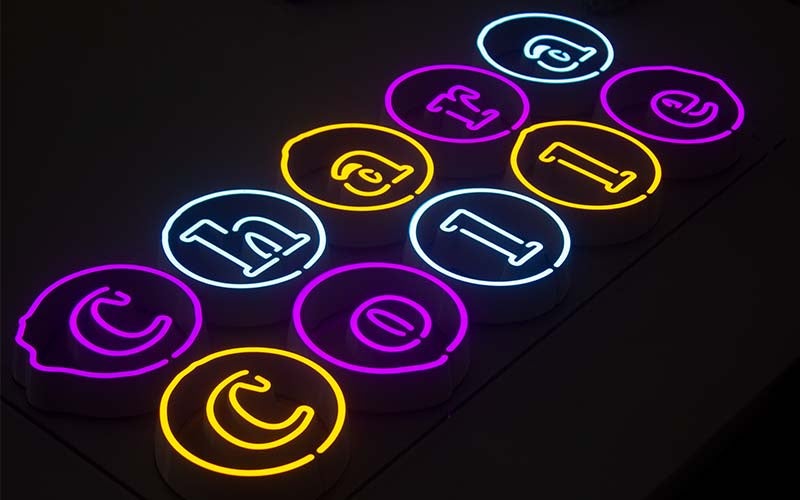 側面をブラックにすることで浮かび上がるように見える