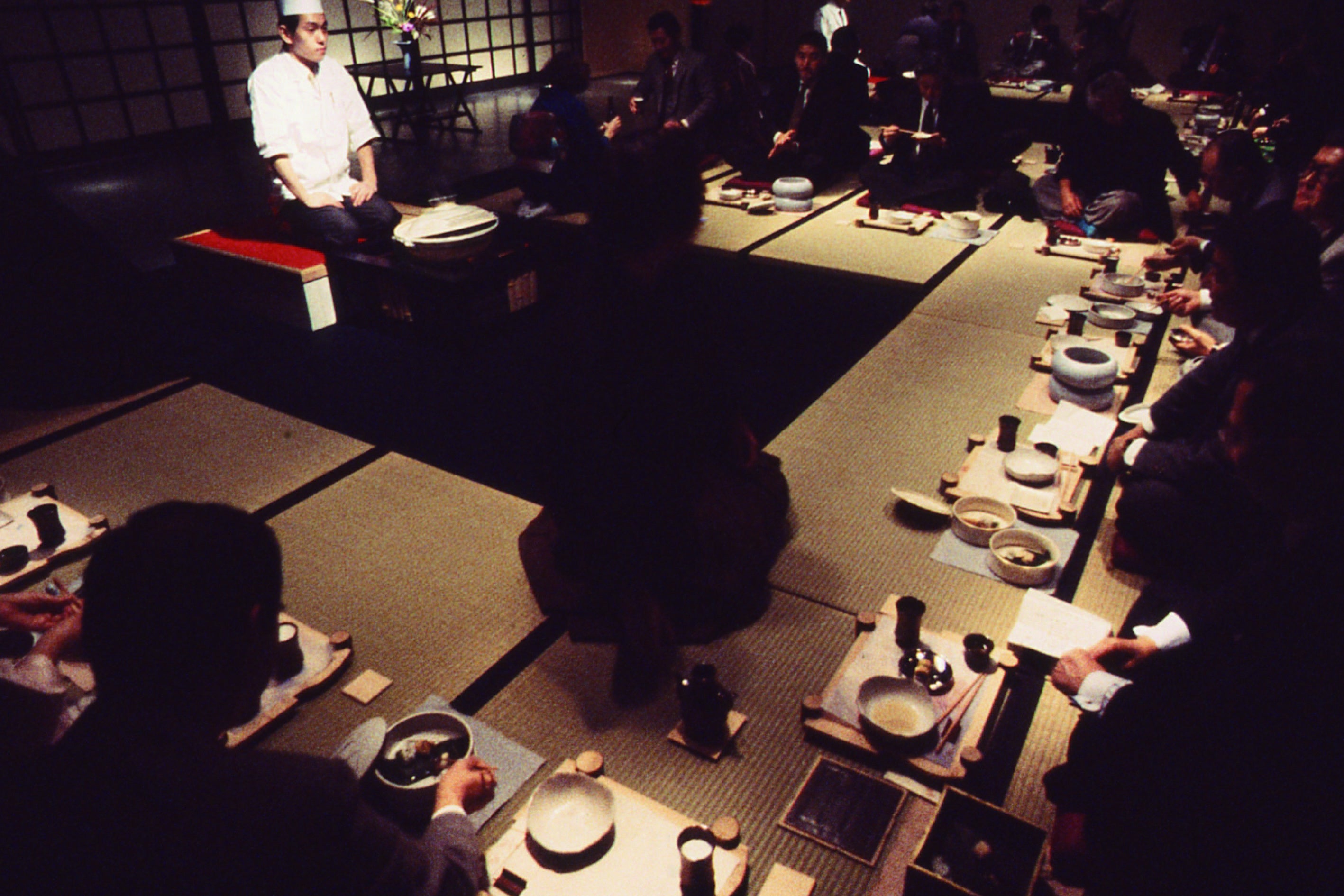 第三回クラフトシアター茶美会の開催風景。参加作家たちが客と交流している様子　［撮影：畠山崇］