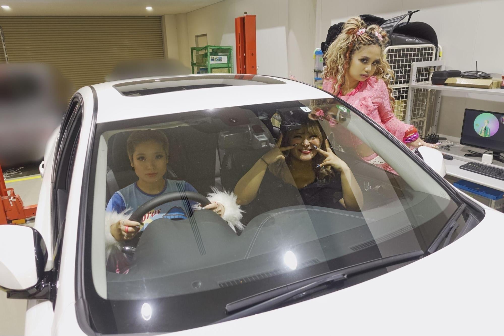 コンセプトカーを体験するCGOのメンバーたち