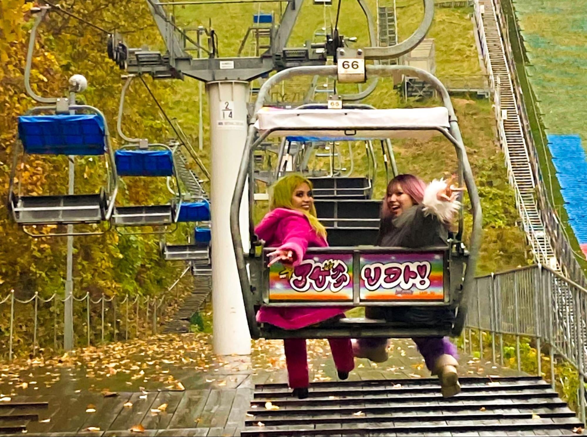 実際に制作した弊社ギャルメンバーたちの乗車写真