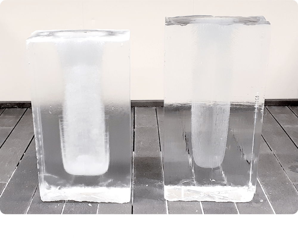 他社製品との比較。写真右の氷が当社の氷。不純物が少ないため中央の白い部分が少ないのが特徴です。