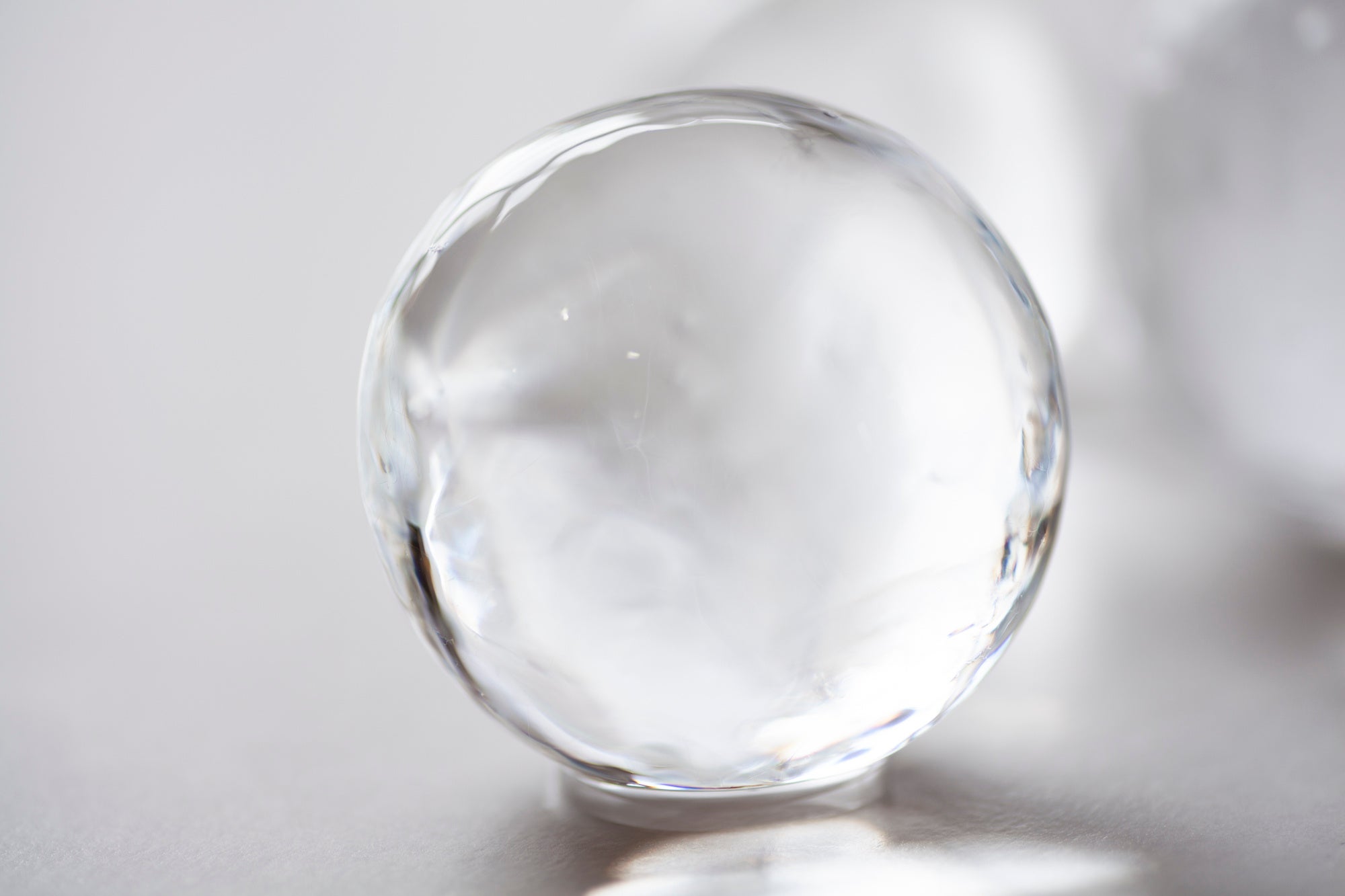 地下150メートルから組み上げた鈴鹿布引山系の天然水を濾過し、72時間かけて製氷したまる氷。Photo by©️Narita Mai