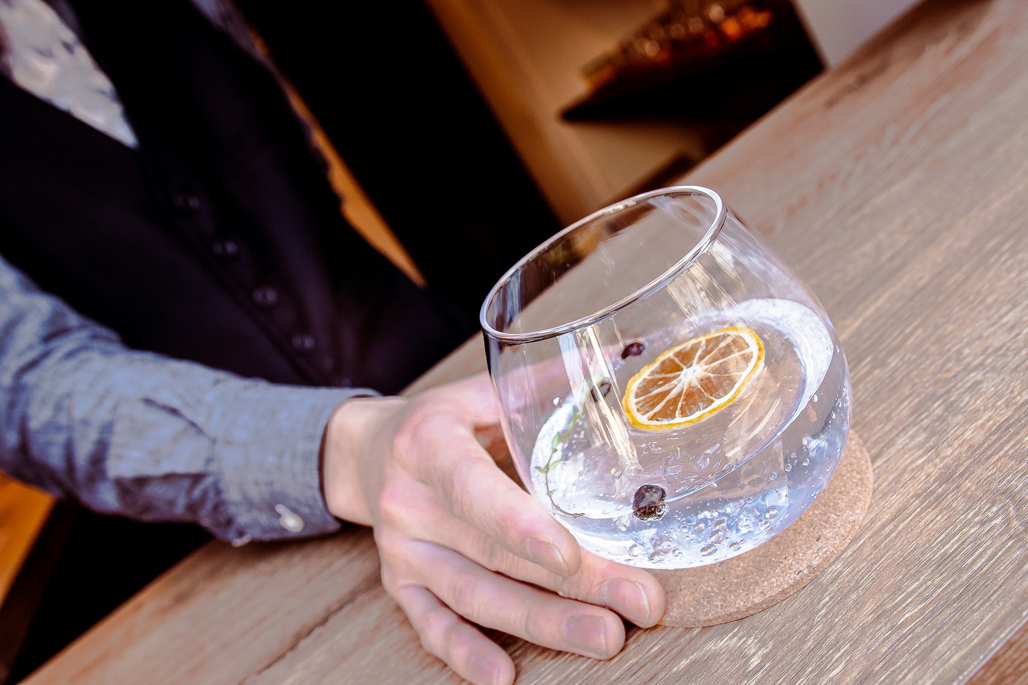 丸いグラスが特徴のジントニック。様々なガーニッシュを入れている