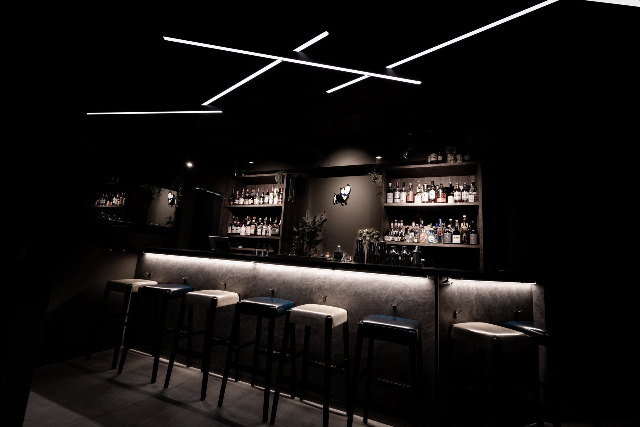 入口のイメージとは一転して、蛍光色のライトが印象的な現代的なデザインのバーがゲストを迎える。