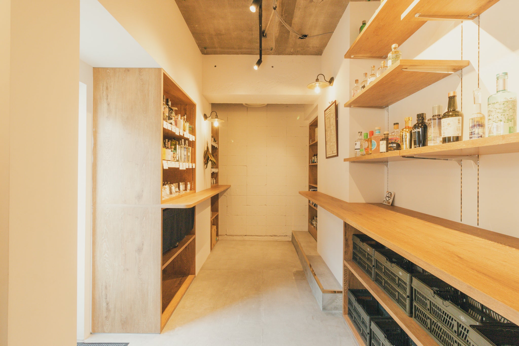 天井が高い店内。どこかに隠し扉が・・・。