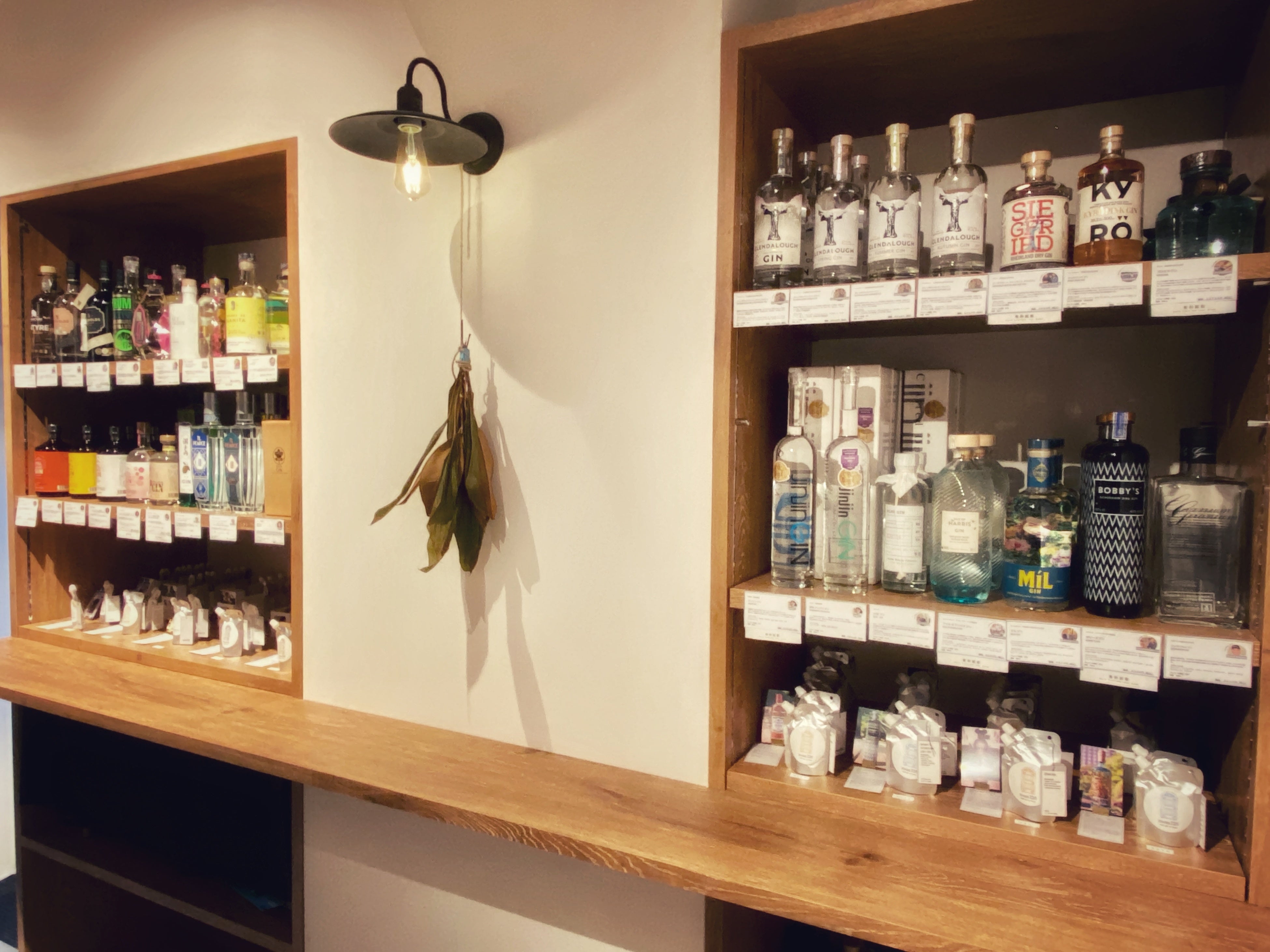 マニアックな品揃えのジン酒屋スペース