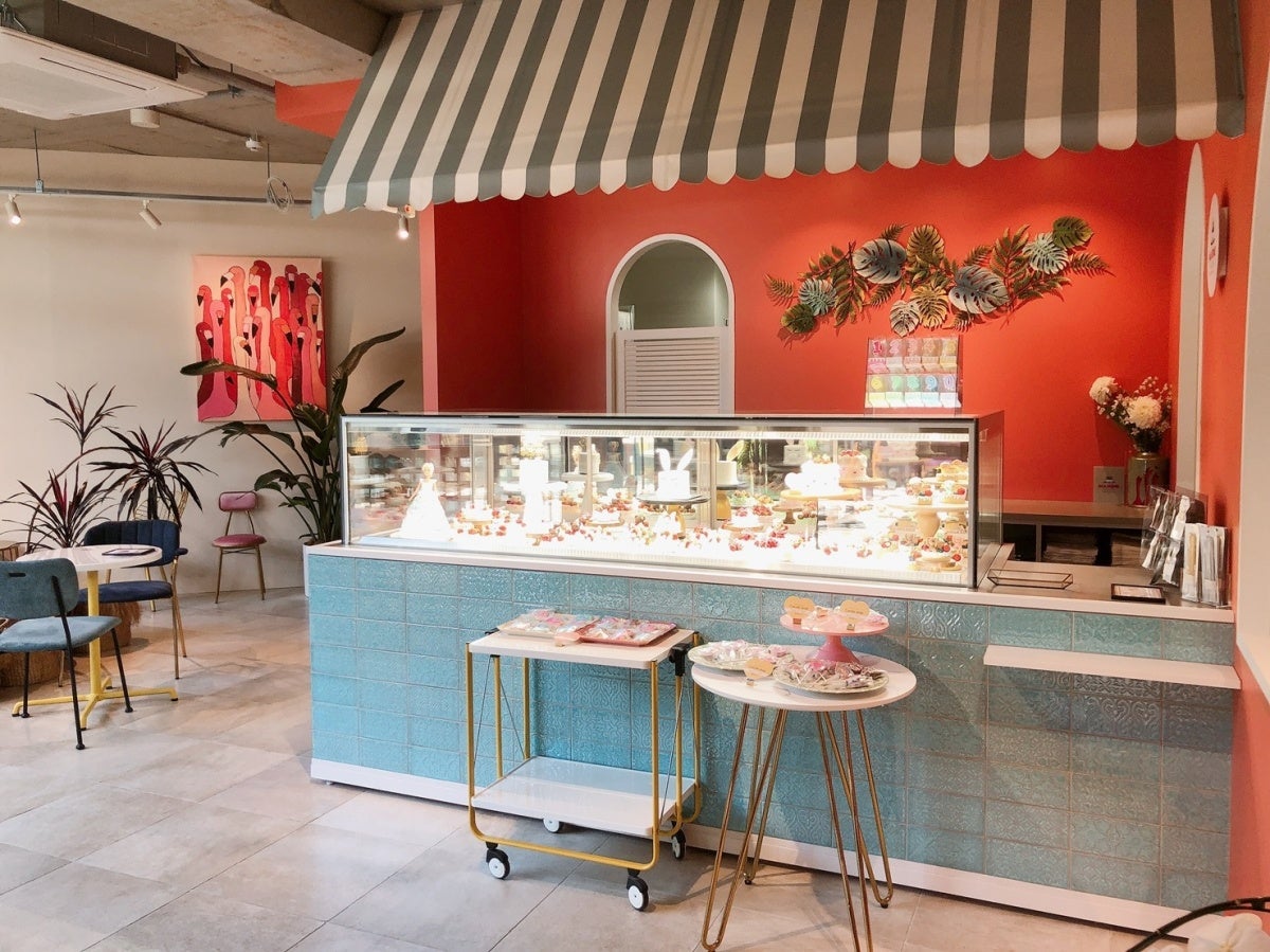 原宿店、大阪堀江店ともにカフェスペースを併設しています