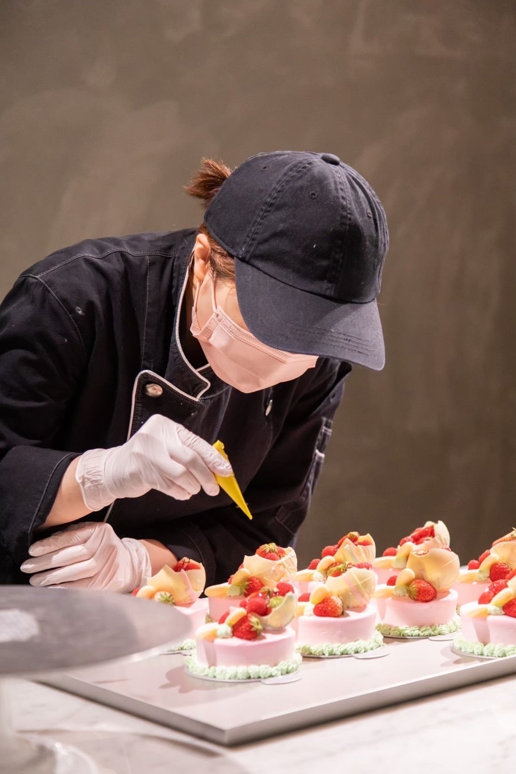 熟練パティシエのセンスと技をお届けします。クラス会などの数十個単位のオーダーにも対応します