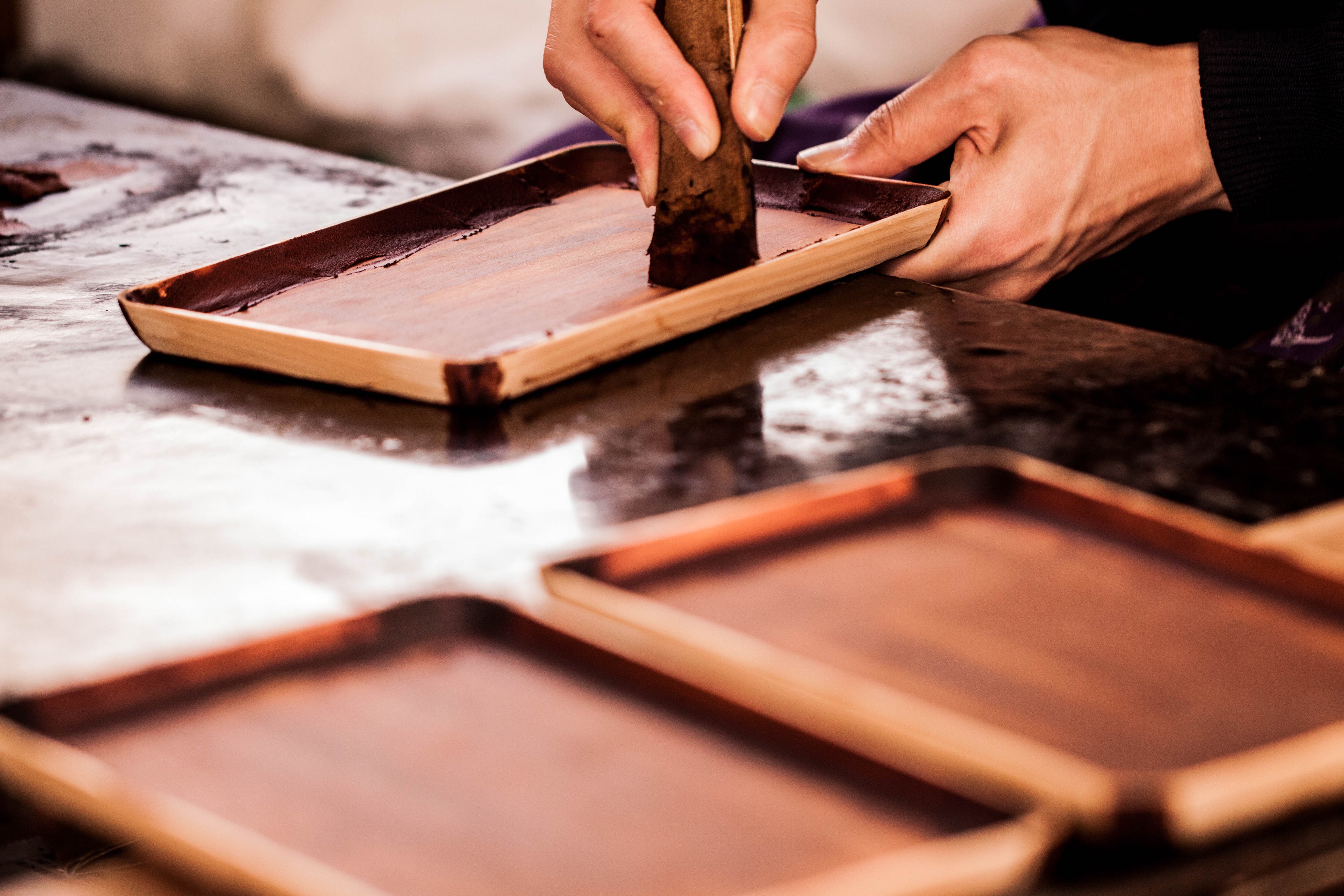 輪島塗職人（木地固め工程）