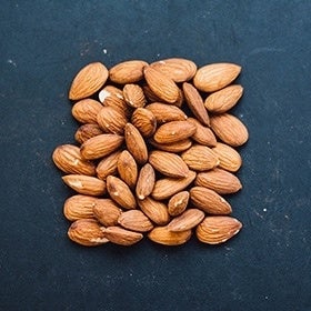 自社工場で厳選したカリフォルニア産アーモンドを使用。