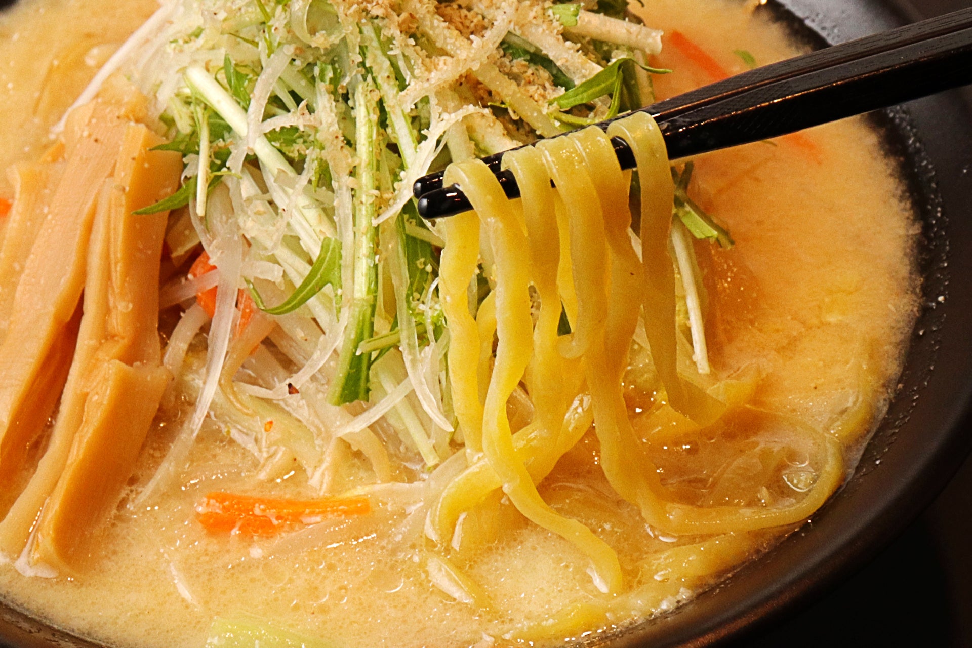 つるつるモチモチ食感の「柿渋麺」の平打ち太麺