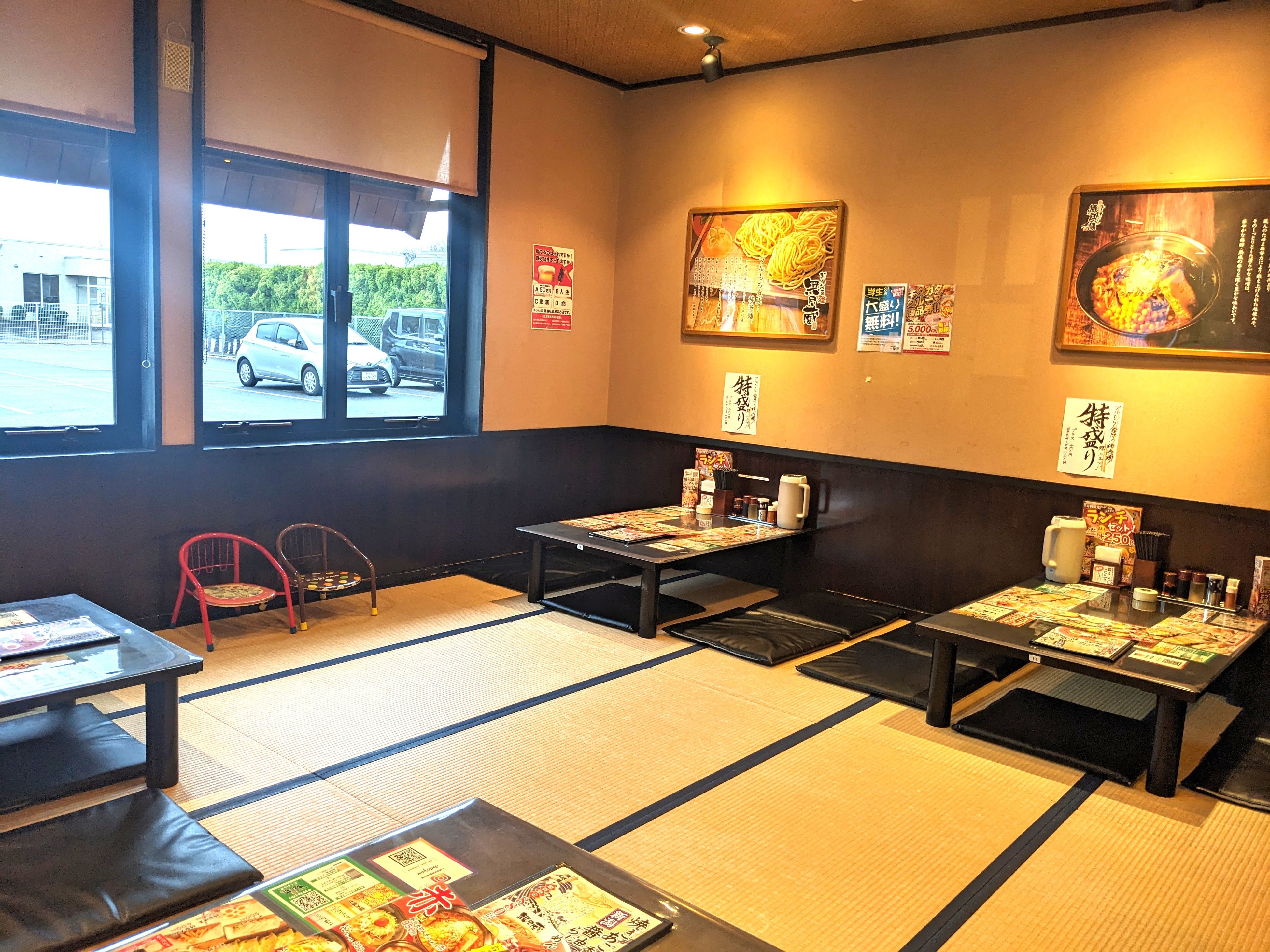 「むらかみ家」のお座敷席。お子様用チェアーもご用意