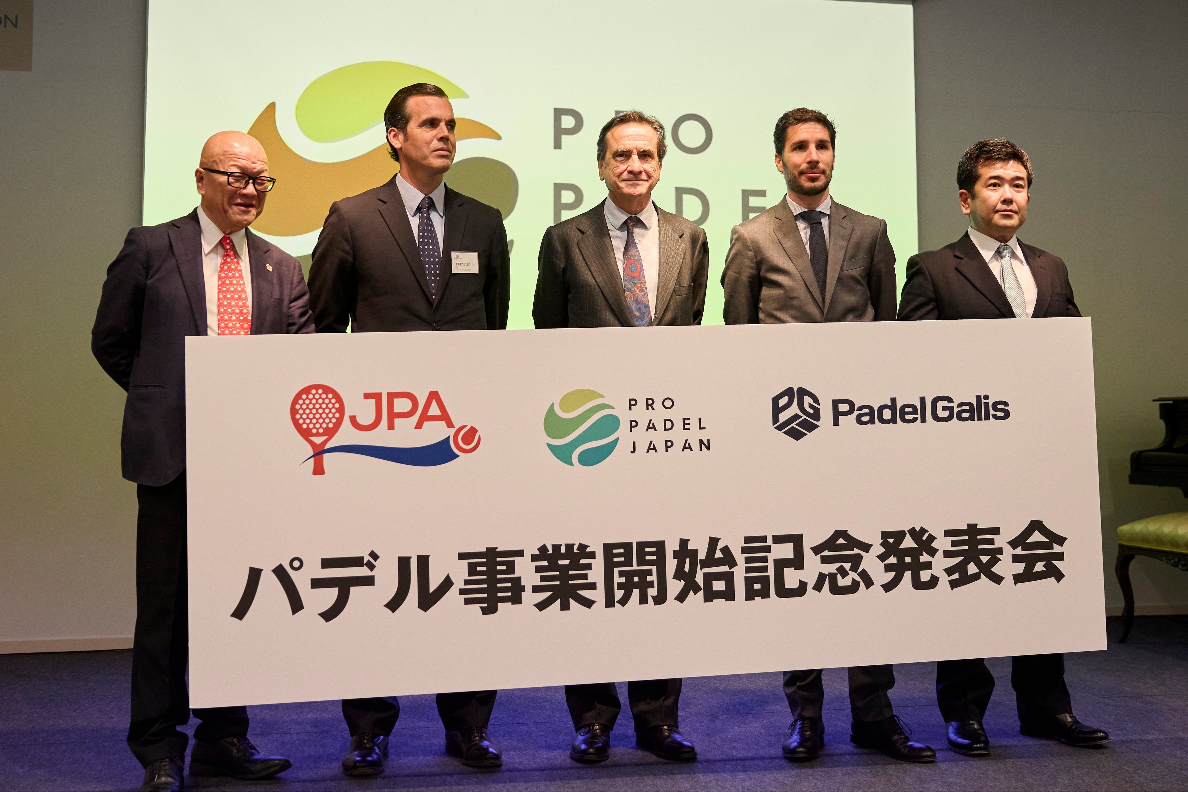 （左から、代表取締役松島俊夫　　　取締役レアンドロ・マルティネス-スリータ・ジュリア氏　　駐日スペイン大使フィデル・センダゴルタ・ゴメス・デル・カンピージョ閣下　　パデルガリス社CEOファン・ラジャス・ロッジ氏　　日本パデル協会中塚アントニオ浩二会長）