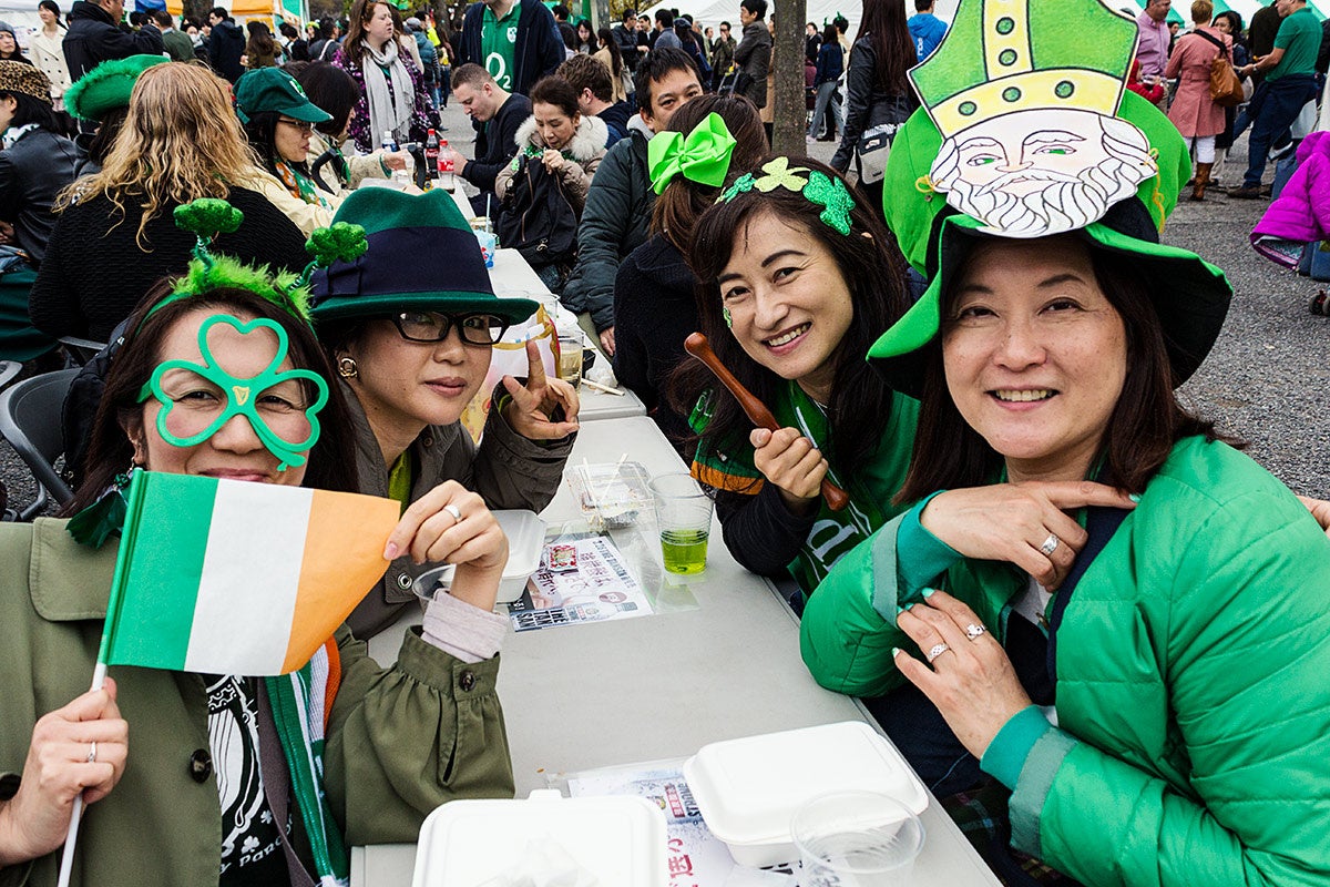 緑を身に着けて会場で楽しむ来場者様　※過去開催時の画像です。
