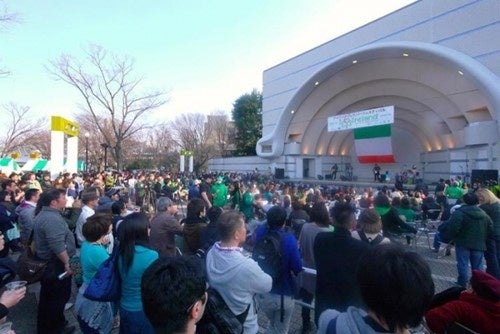 ステージ演奏を見つめる来場のお客様　※過去開催時の画像です。