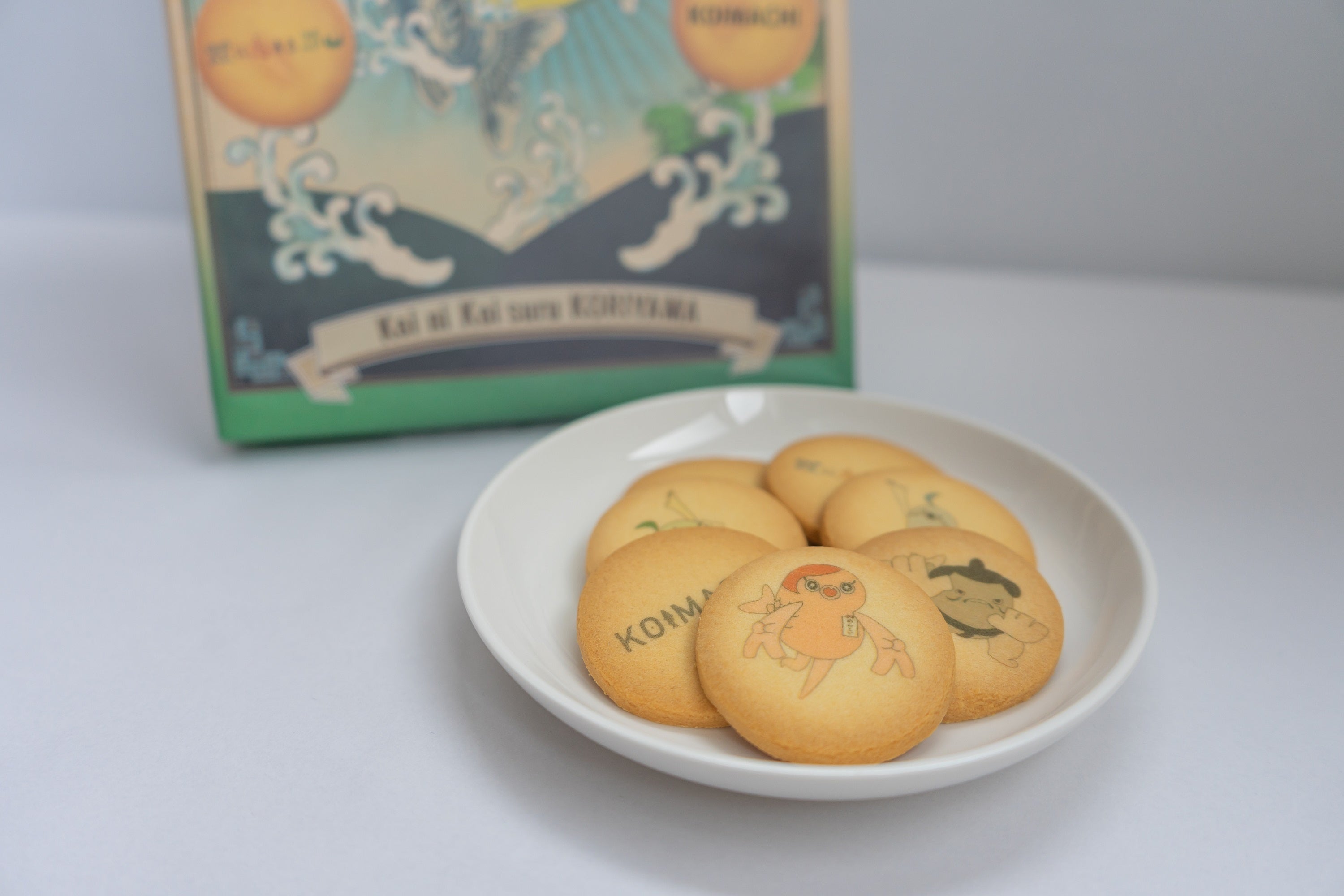 公式イメージキャラクター「どっ鯉ズ」をプリント。センターは「めん鯉」