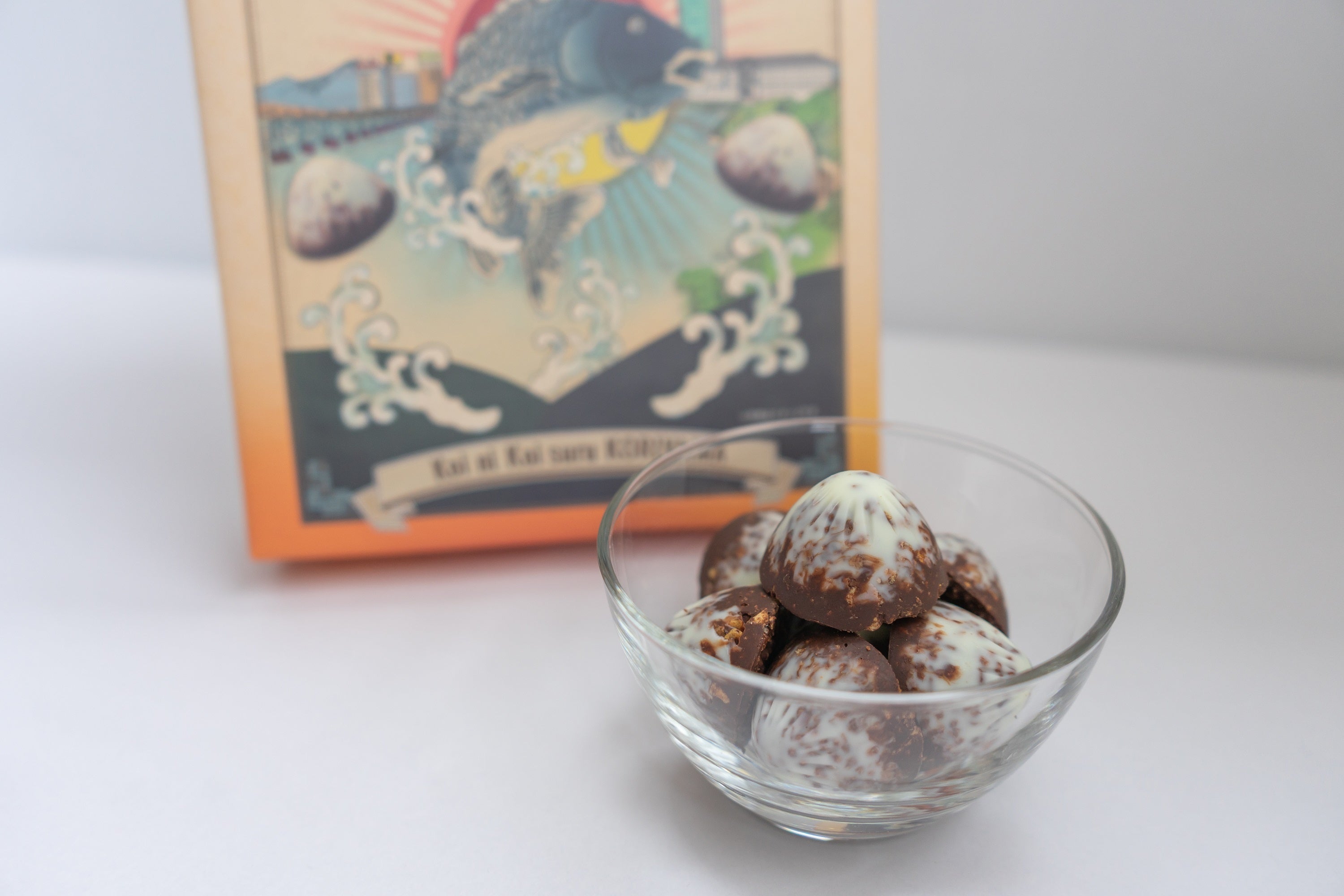 山頂に雪が積もっている磐梯山をイメージしたサクサクチョコクランチ