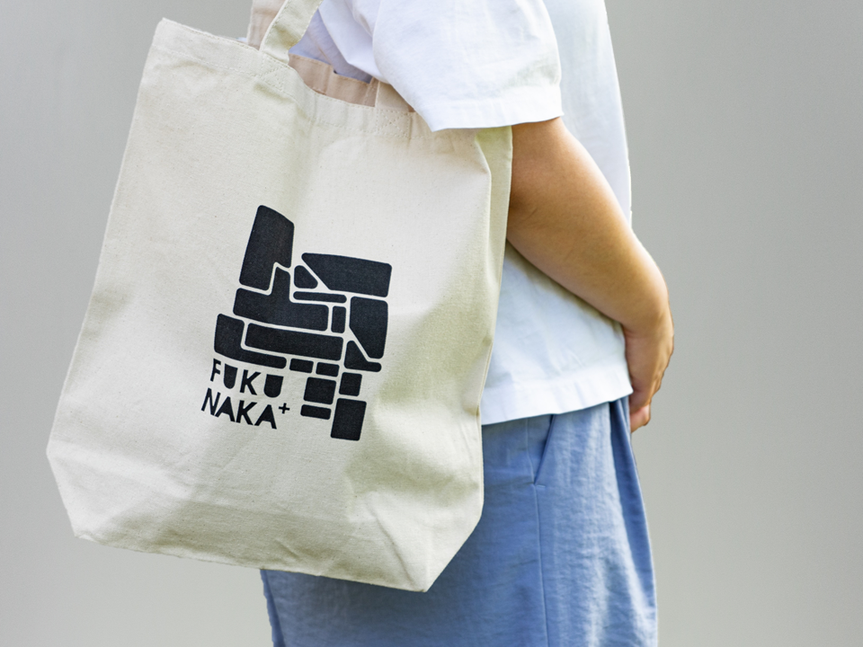 フクナカプラスのロゴマークが入ったオリジナルトートバック