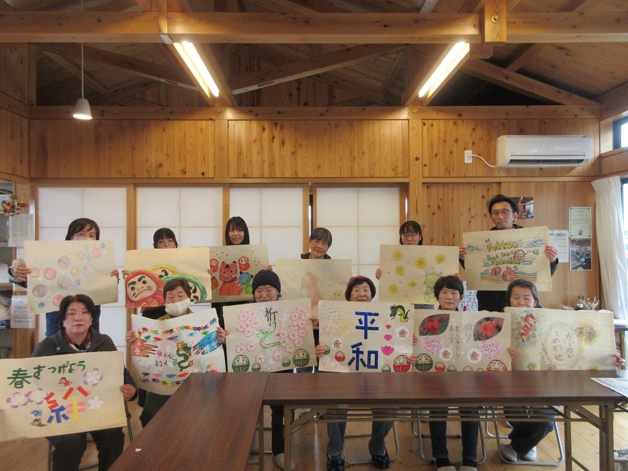 ワークショップでの灯ろう完成時の様子