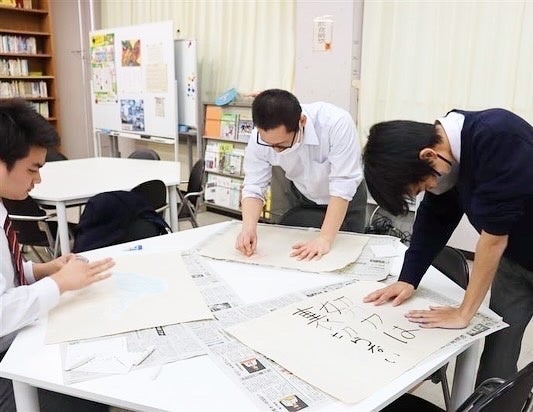 灯ろう制作に取り組む高校生