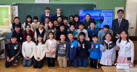 開成小学校児童との記念撮影