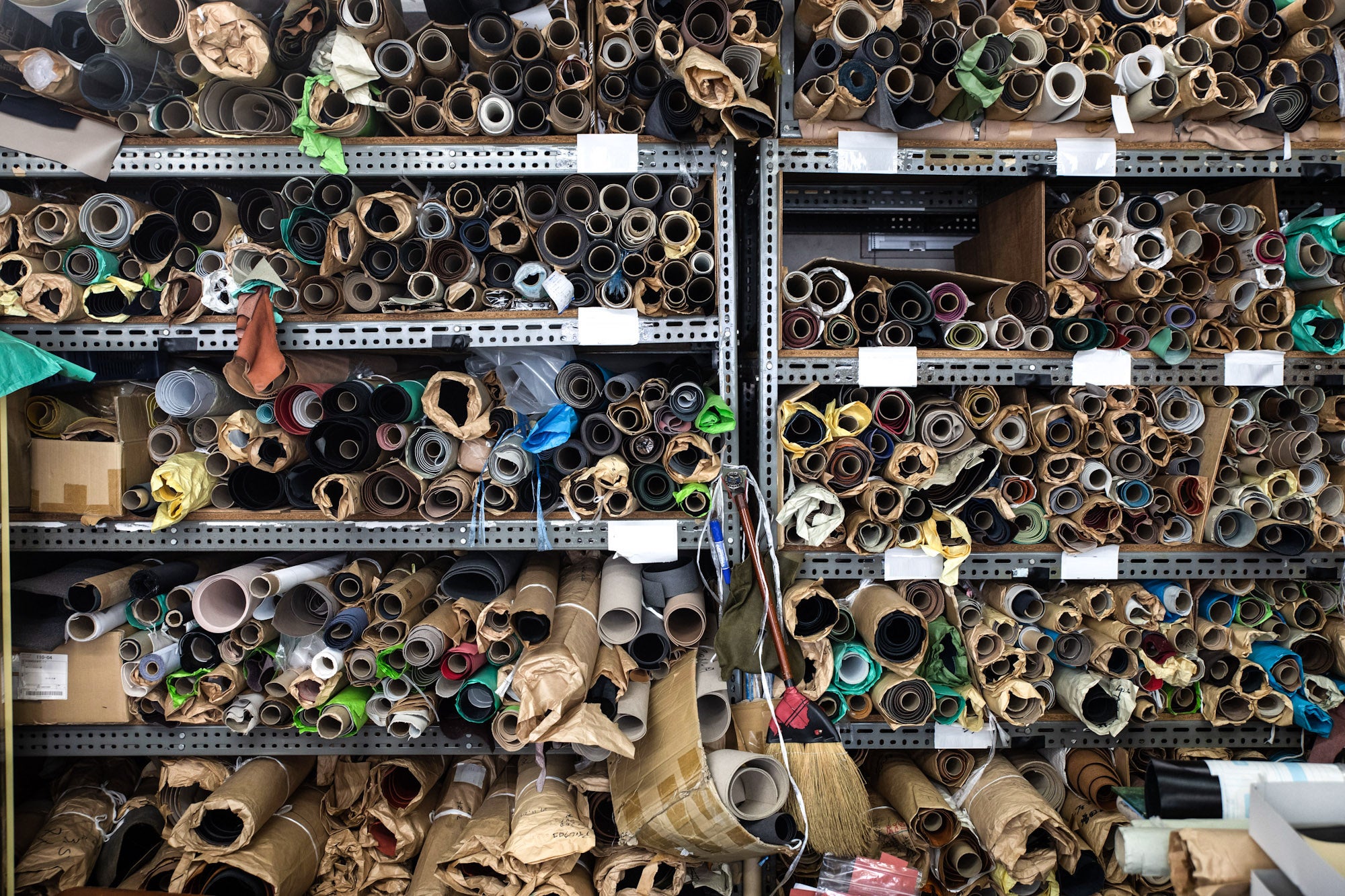 ”OFF the scale”の工房に、うず高く積まれた革の「はぎれ」ストック