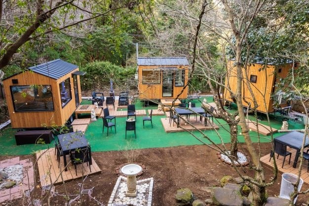 ソロ・グランピング敷地内の木製トレーラー３台