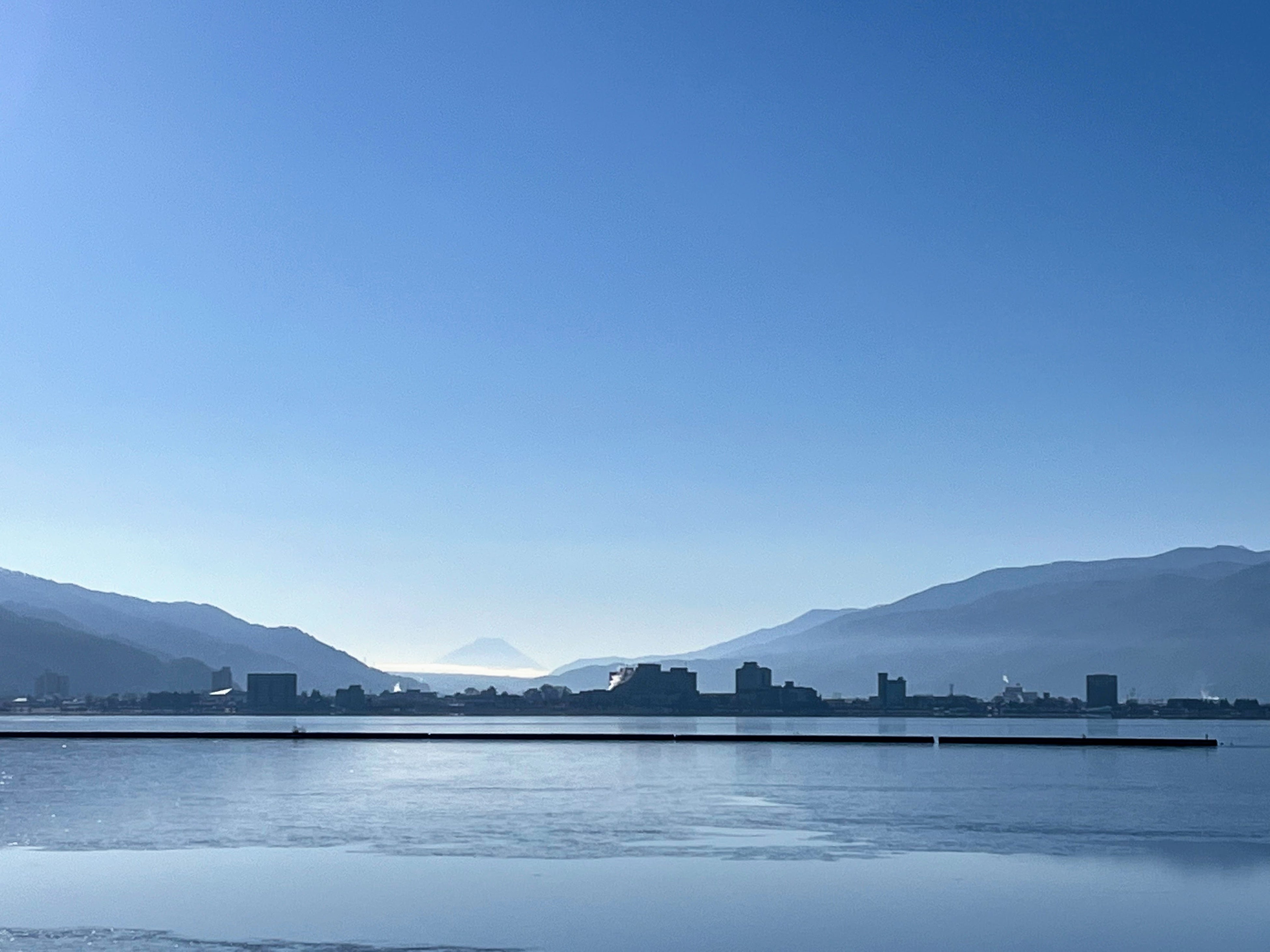 冬の諏訪湖と富士山