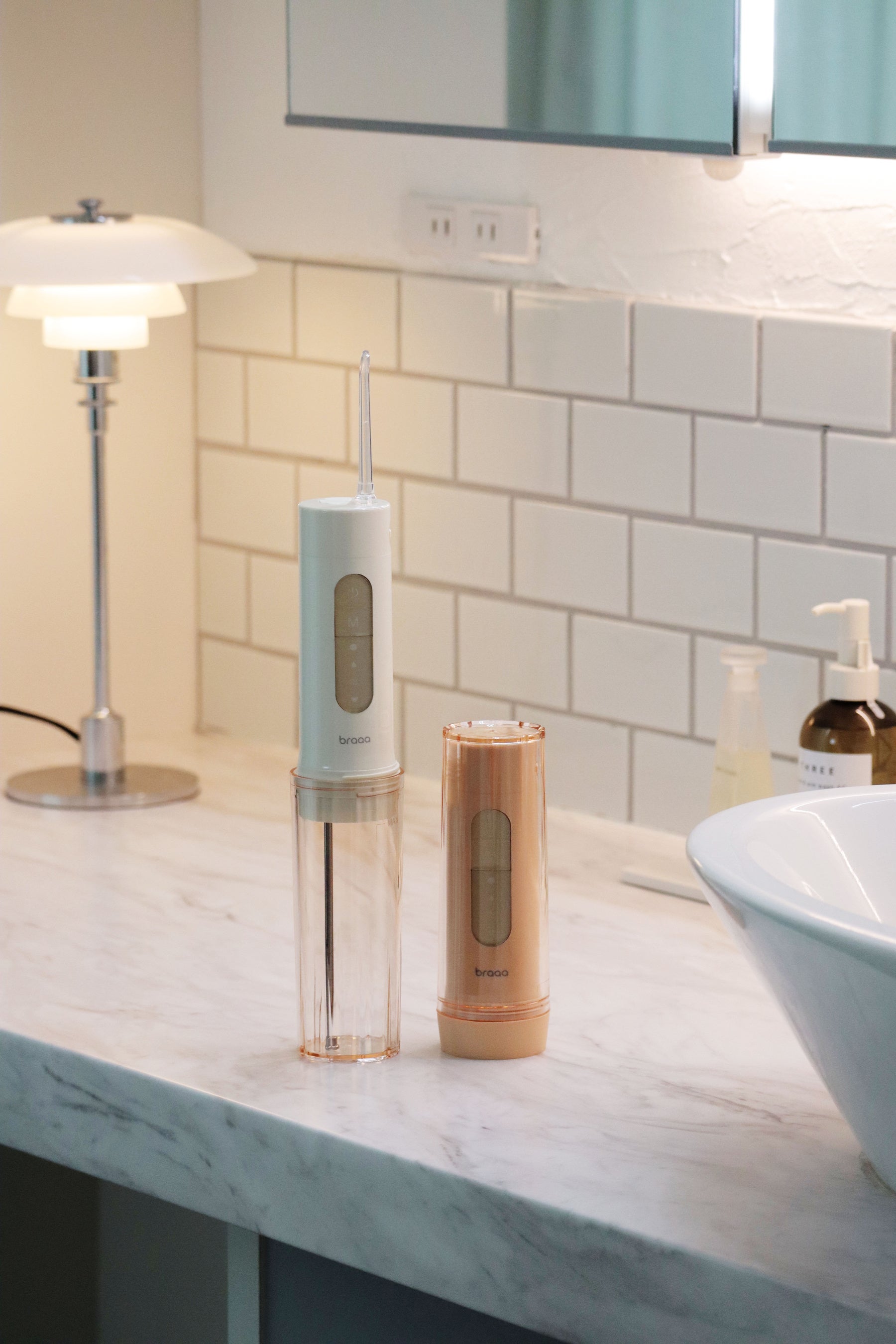 左：アイボリー、右：ピンク