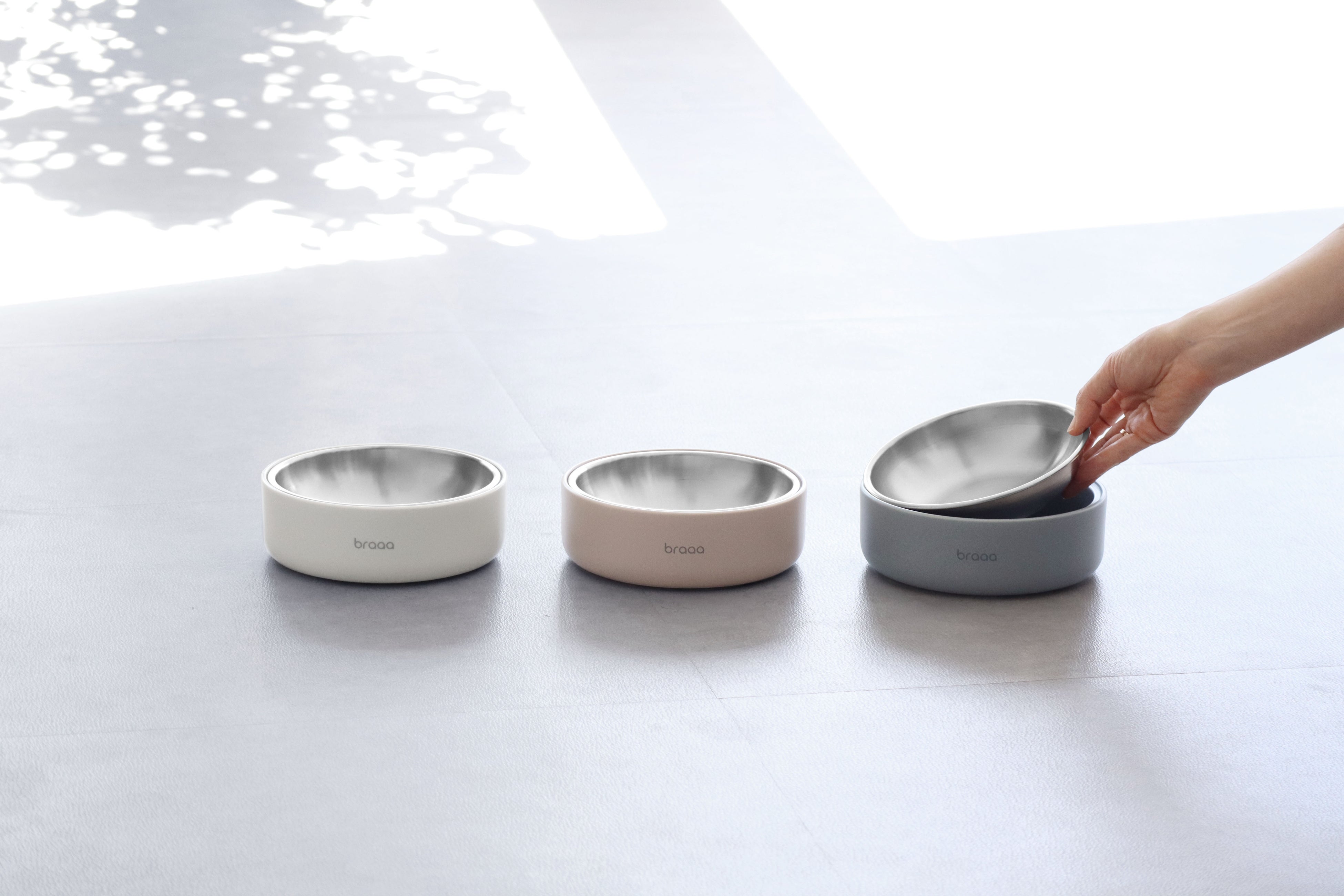 インテリアにマッチするニュアンスカラーの3色（写真はボウルとスタンドのセット）