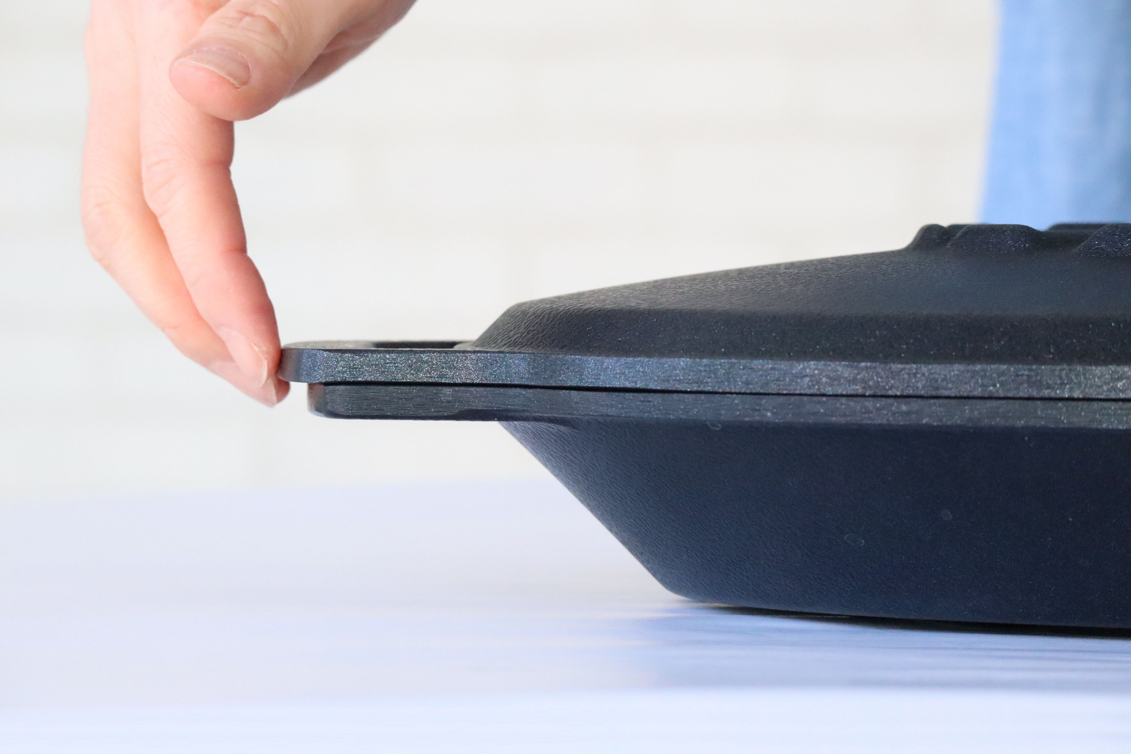 蓋の方が取っ手が長く、開けるときに蓋のみ手をかけやすい