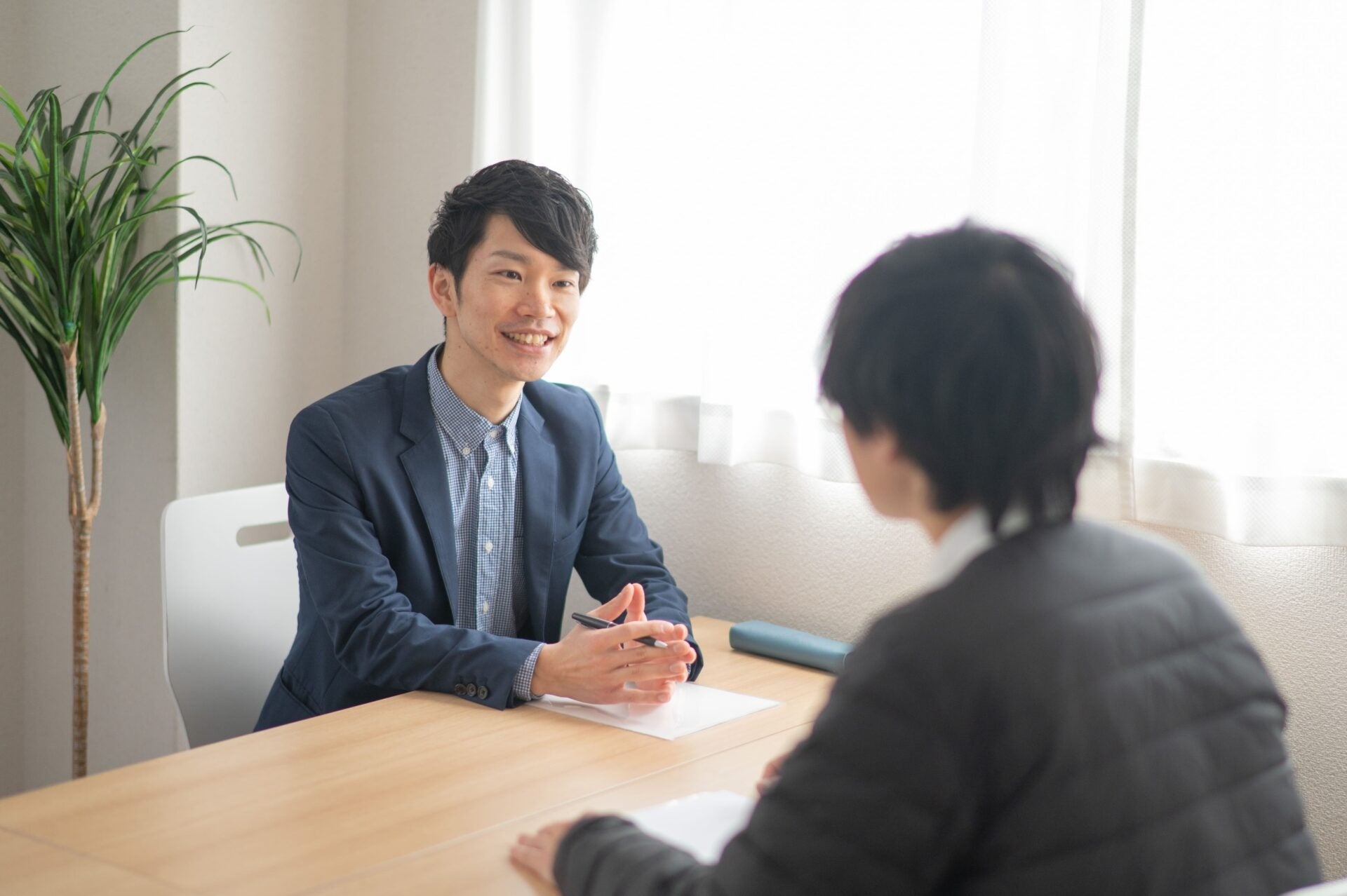 お会いする場合は基本的に大阪で行います