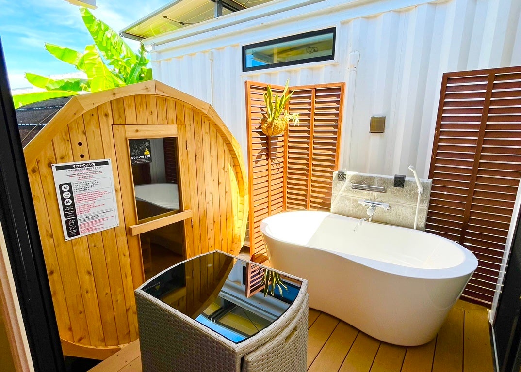 露天バスと涼みスペースがあるデッキスペース
