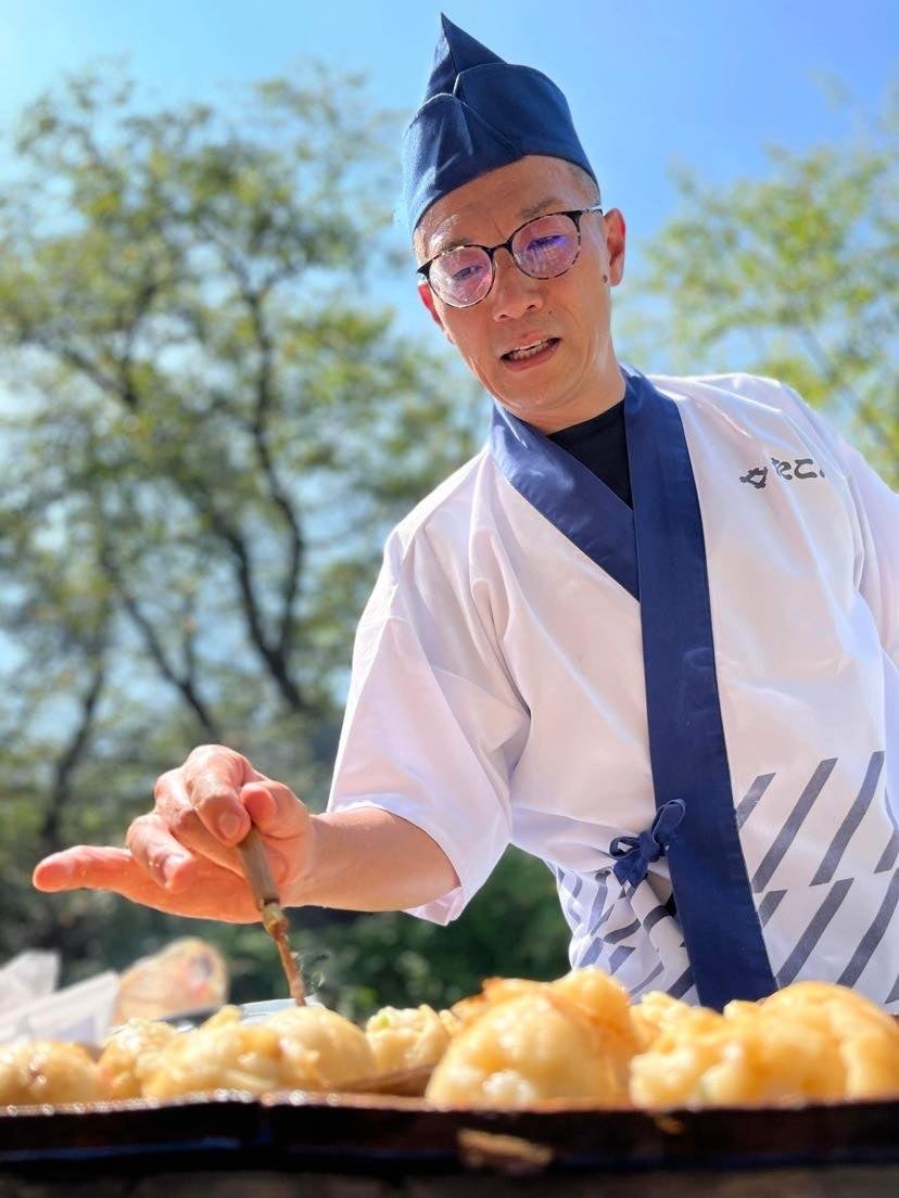 認定に乗り出した垣内健祐副社長。同志社大学工学部卒、関西学院大学大学院修了（ＭＢＡ：経営学修士）。1２年間の都銀勤務を経て同社に入社。「大阪の粉モンで世界の人を笑顔にしたい」