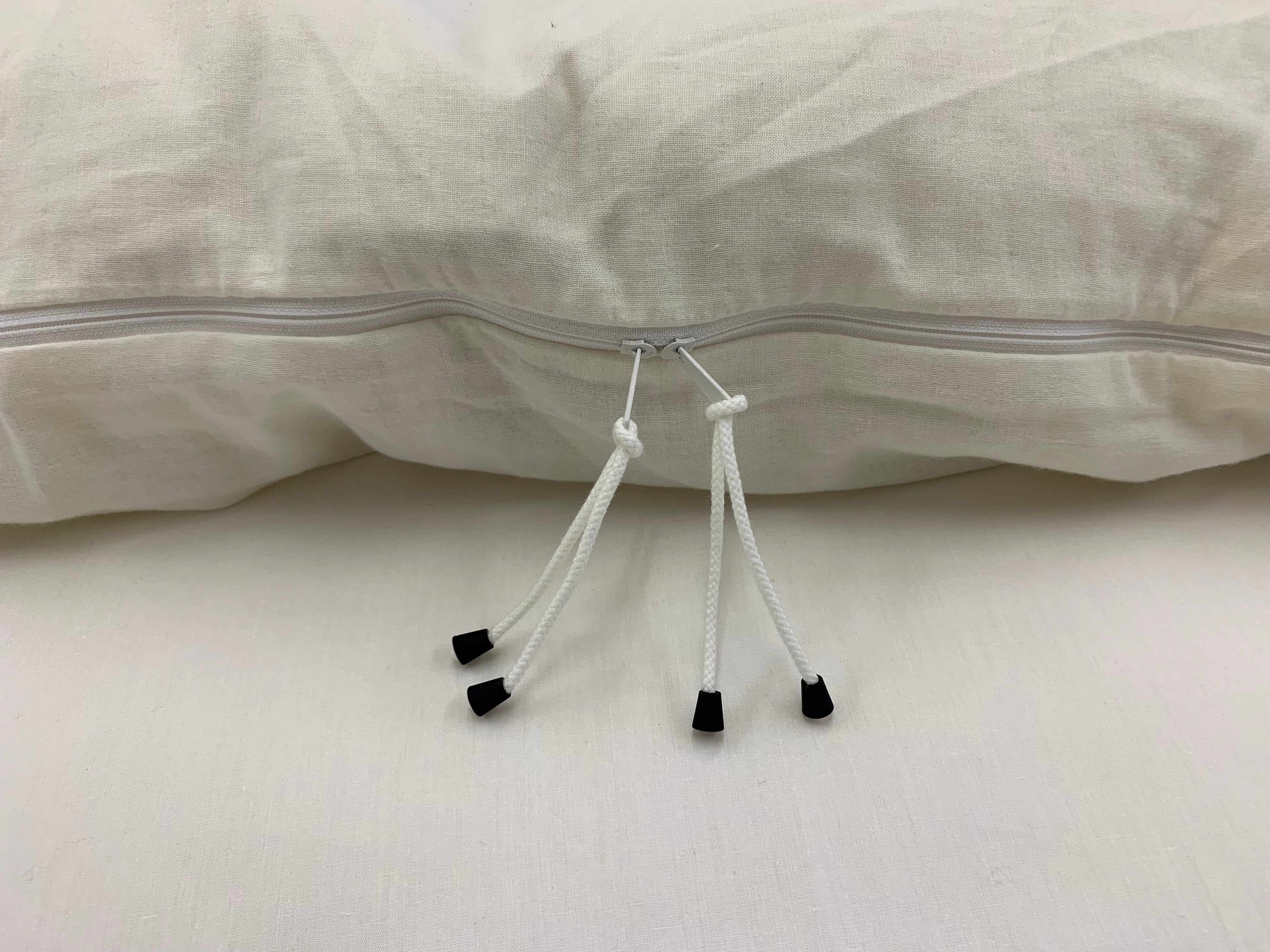 大きなダブルスライダーに紐がついている